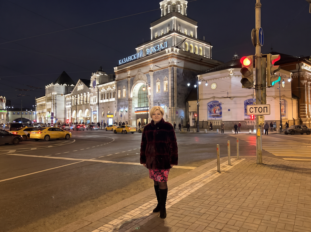 ВЕЧЕРНЯЯ МОСКВА, РОСКОШНАЯ ДЕВУШКА на фоне Казанского вокзала.
